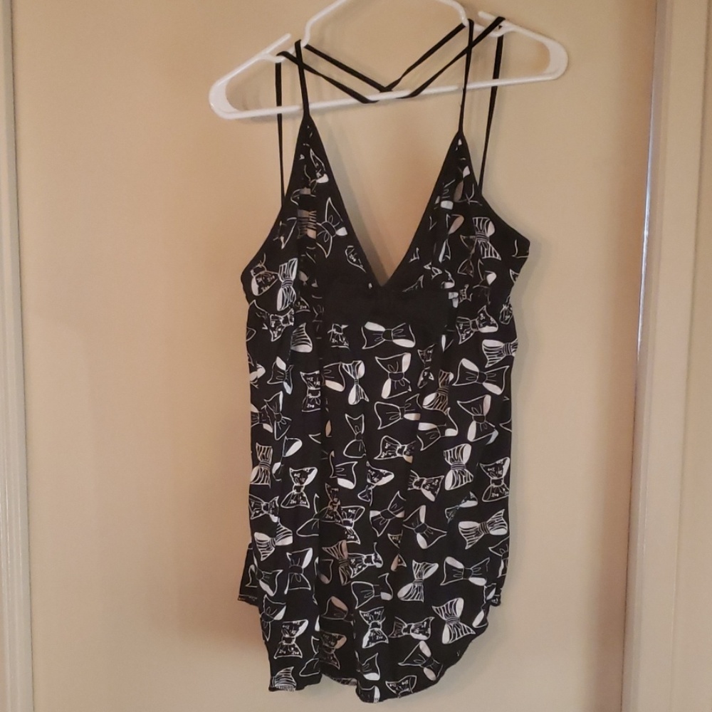*4 for $10-CLOSET CLEANOUT* Black & White Bow Tank